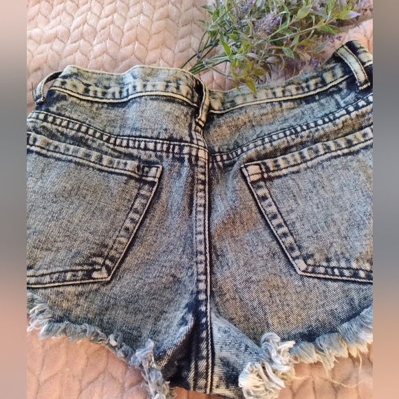 ❤️SALE ITEM Forever21 Acid washed booty demin shorts - Picture 3 of 6
